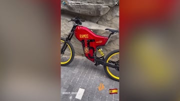 Sergio Ramos apoya a la Selección con esta espectacular bici personalizada