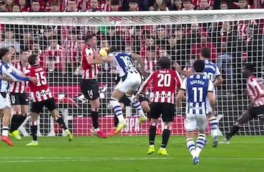 Iturralde González: “Es penalti de Laporte”