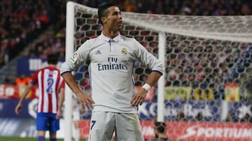 El último derbi de liga en el Vicente Calderón fue muy amargo para los aficionados colchoneros. Los rojiblancos sufrieron una dolorosa derrota a manos de un muy solvente Real Madrid, que se impuso con gran autoridad 0-3 con un triplete de Cristiano. Fue una venganza al 4-0 que encajaron los madridistas en 2015 en ese mismo escenario.