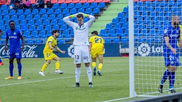 Soria y Timor, dentro de la portería, lamentan el gol en propia puerta.