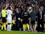 Soccer Football - LaLiga - Real Madrid v Celta Vigo - Santiago Bernabeu, Madrid, Spain - December 7, 2025 Real Madrid's Alvaro Carreras is shown a red card by referee Alejandro Quintero Gonzalez REUTERS/Ana Beltran