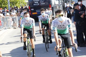 Corredores del equipo Caja Rural preparándose para la etapa de hoy.