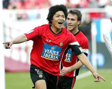 Tras el Cerezo Osaka lleg¨® a Espa?a para jugar en el Mallorca. Tras ello fich¨® por el Vissel Kobe, actual equipo de Iniesta y Villa.