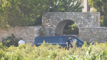 Cristiano Ronaldo's agent Jorge Mendes and the president of Juventus arrived by helicopter at the priate villa where Cristiano Ronaldo is staying. They met with the striker from 14:30 to 18:30. A tense meeting, in which Cristiano's security detail were hi