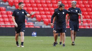 Berizzo, con sus ayudantes en Lezama