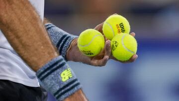 MASON, OHIO - AUGUST 15: Jordan Thompson of Australia prepares to serve to Carlos Alcaraz of Spain during their third round match at the Western & Southern Open at Lindner Family Tennis Center on August 15, 2023 in Mason, Ohio.   Aaron Doster/Getty Images/AFP (Photo by Aaron Doster / GETTY IMAGES NORTH AMERICA / Getty Images via AFP)