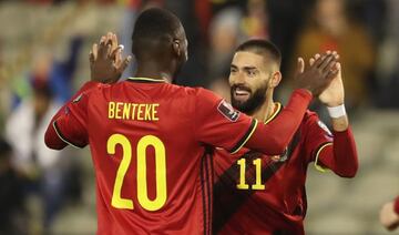 Carrasco celebra su gol a Estonia con Benteke.