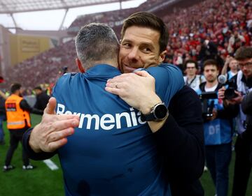Xabi Alonso, entrenador del Bayer Leverkusen, celebra con un miembro del cuerpo técnico la victoria y el primer título en la Bundesliga.