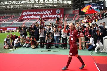 El Campeón del Mundo con España, permaneció 16 años en Barcelona, pero al ocaso de su carrera prefirió cambiar a un fútbol de menor nivel y a sus 35 años se encuentra con Vissel Kobe de Japón.