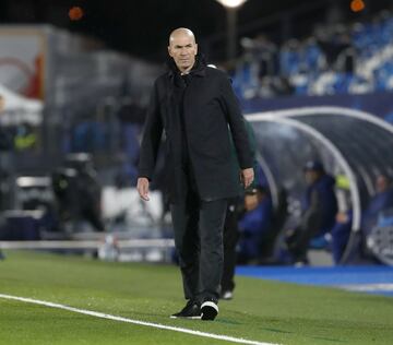 "No s¨¦ a lo que me voy a dedicar dentro de unos a?os, lo ¨²nico que s¨¦ es que no ser¨¦ entrenador". Estas palabras de Zinedine Zidane, ya retirado, en su biograf¨ªa "La elegancia del h¨¦roe sencillo" han quedado fulminadas por su triunfadora carrera como entrenador. M¨¢s all¨¢ de sus tres Champions, dos Ligas, dos Mundiales de clubes, dos Supercopas de Europa y dos Supercopas de Espa?a, el t¨¦cnico franc¨¦s muestra dos tacadas centenarias en el banquillo blanco. En la primera etapa se plant¨® en los 149 partidos en dos temporadas y media (Enero 2015/Junio 2018) y en esta segunda experiencia ya ha alcanzado los 112 encuentros desde el mes de marzo de 2019 hasta mayo de 2021 donde dirigi¨® por ¨²ltima vez al Madrid desde el banquillo blanco.
