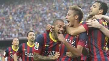 Los jugadores del Barcelona celebran el primer gol.