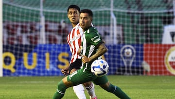 Estudiantes de La Plata's defender Santiago Nunez (Back) and Oriente Petrolero's Argentine forward Jorge Correa vie for the ball during the Copa Sudamericana group stage first leg football match between Oriente Petrolero and Estudiantes de La Plata, at the Ramon Aguilera Costas stadium in Santa Cruz, Bolivia on April 5, 2023. (Photo by AIZAR RALDES / AFP)