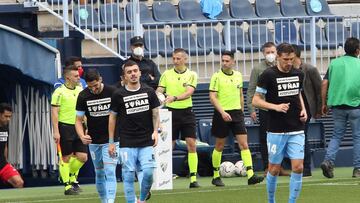 24/04/21 PARTIDO SEGUNDA DIVISION 
 MALAGA - FUENLABRADA
 LOS JUGADORES DEL MALAGA SALTAN AL TERRENO DE JUEGO CON CAMISETAS CONTRA LA SUPERLIGA