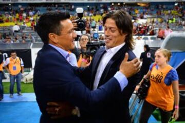 El saludo entre los técnicos Hugo Castillo (Atlas) y Matías Almeyda (Chivas) previo al inicio del duelo llevado pendiente de la fecha 14 entre ambos equipos llevado a cabo en el Estadio Jalisco.