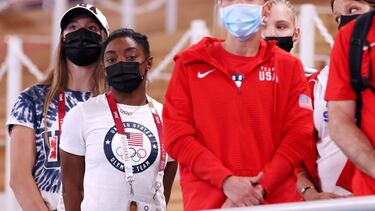 Simone Biles observa una prueba de la competición gimnastica durante los Juegos Olímpicos de Tokio 2020.