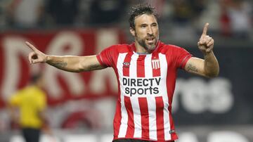 El ‘Tanque’ fue el delantero estrella de Cruz Azul de 2012 a 2014, después regresó a Argentina, donde pasó por Vélez, Racing y actualmente Estudiantes de la Plata, club donde debutó y en la presente temporada registra cinco goles en 17 partidos.