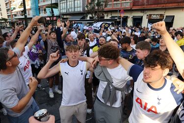 Bilbao ya acoge a los primeros aficionados del Tottenham y Manchester United, que disputarán la final de la Europa League en San Mamés. La ciudad vive un ambiente vibrante, con la final como protagonista en calles.