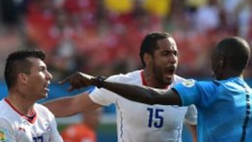 Medel y Beausejour protestan a Gassama ante Holanda.
