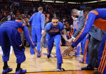 Carmelo Anthony (7) saluda a sus compañeros antes del partido ante los Suns.