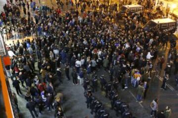 Los seguidores increparon al equipo a su llegada a Mestalla.