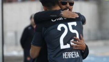 Johnny Herrera saluda a Marco Antonio Figueroa antes del duelo de la U con Cobreloa.