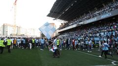 Invasi&oacute;n del terreno de juego de Bala&iacute;dos a la conclusi&oacute;n del partido entre el Celta B y el Deportivo