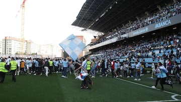 Invasión del terreno de juego de Balaídos a la conclusión del partido entre el Celta B y el Deportivo