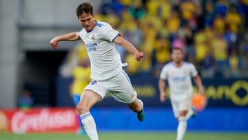 Juanmi Latasa, de las categorías inferiores dell Real Madrid, jugando ante el Cádiz.