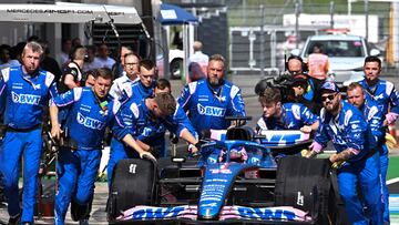 Spielberg (Austria), 09/07/2022.- Spanish Formula One driver Fernando Alonso of Alpine F1 Team is helped along the pitlane before the start of the Sprint Race of the Formula One Grand Prix of Austria at the Red Bull Ring in Spielberg, Austria, 09 July 2022. (Fórmula Uno) EFE/EPA/CHRISTIAN BRUNA / POOL
