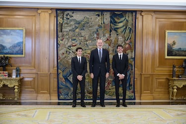 Marc y Álex Márquez posan con el rey Felipe VI durante la audiencia en el Palacio de la Zarzuela.