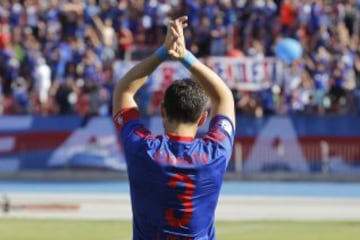 Decimoquinta fecha, Campeonato de Apertura 2015.
El jugador de Universidad de Chile Jose Rojas se despide al final del partido contra Huachipato por primera división en el estadio Nacional de Santiago, Chile.
