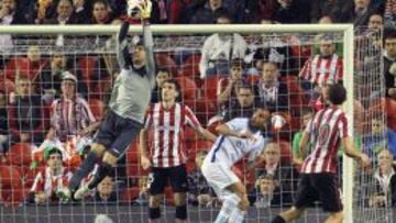 IMPECABLE. Iraizoz atrapa una pelota por alto en el tramo final del encuentro ante el Almería, segundo seguido a cero en San Mamés.