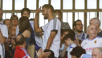 Borja Iglesias, en La Romareda viendo el estreno liguero del Zaragoza.