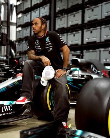 El piloto británico de Mercedes, Lewis Hamilton, preparada por la presentación de su nuevo monoplaza para la temporada 2024.