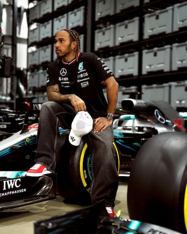 El piloto británico de Mercedes, Lewis Hamilton, preparada por la presentación de su nuevo monoplaza para la temporada 2024.