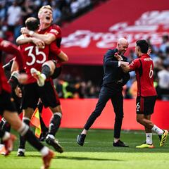 How many major trophies have Manchester United and Manchester City won in their history?