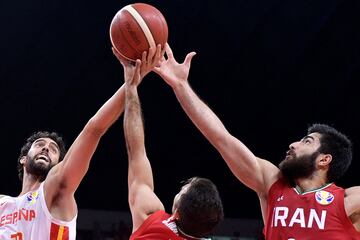 Javier Beiran lucha por la pelota con Behnam Yakhchali y Sajjad Mashayekhi.