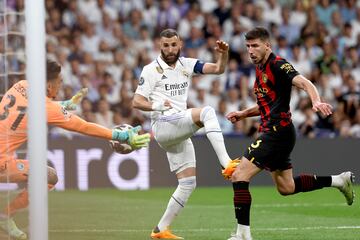 Ocasión de Benzema de cabeza. edersone vitó el gol.