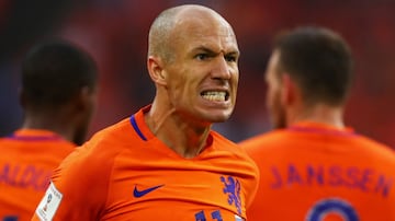 Desde el subcampeonato en el Mundial de Sudáfrica 2010, ‘La Naranja Mecánica’ no ha detenido su declive. En la Eurocopa de 2012, quedaron en último lugar de un grupo compuesto por Portugal, Alemania y Dinamarca. En Brasil 2014, hubo un intento de renacimiento con un meritorio tercer lugar, pero la ‘Oranje’ naufragó su camino rumbo a la Eurocopa de Francia en 2016 y el Mundial de Rusia. Camino a la Euro, quedaron por debajo de Islandia y República Checa y, de cara a la Copa del Mundo, no pudieron superar a Francia y Suecia.