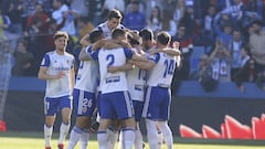Los jugadores del Real Zaragoza celebran un gol en La Romareda.