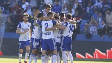 Los jugadores del Real Zaragoza celebran un gol en La Romareda.