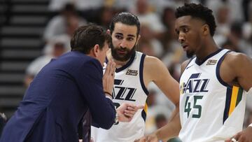 AME3615. SALT LAKE CITY (ESTADOS UNIDOS), 22/04/2019.- El entrenador de Utah Jazz Quin Snyder (i) da instrucciones a los jugadores Ricky Rubio (c) y Donovan Mitchell (d) este lunes durante el partido de primera ronda de la NBA entre Utah Jazz y Houston Rockets, en Vivint Smart Home Arena en Salt Lake City, Utah, EE. UU. EFE/ GEORGE FREY