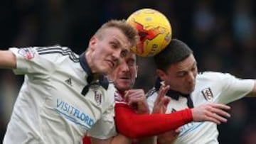 Dos jugadores del Fulham pelean un bal&oacute;n durante un encuentro de Championship entre el Fulham y el Middlesbrough.