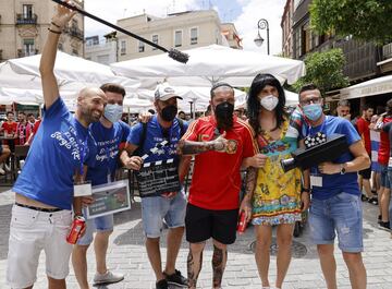 Ambiente de fiesta entre los seguidores de España y Polonia