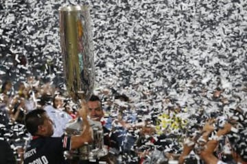 El jugador de Colo Colo Esteban Paredes, celebra  la Copa Chile tras el partido contra Everton disputado en el estadio Nacional de Santiago, Chile.