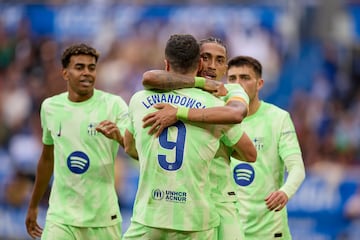 El Bar?a venci¨® al Deportivo Alav¨¦s por 0-3, con un hat-trick de Robert Lewandowski. El delantero polaco estuvo imparable, anotando en los minutos 7,22 y32, asegurando una victoria contundente para el equipo entrenado por Flick. Con este resultado, el Bar?a continu¨® su buen inicio de temporada y Lewandowski reafirm¨® su papel como goleador clave del equipo.