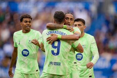 El Barça venció al Deportivo Alavés por 0-3, con un hat-trick de Robert Lewandowski. El delantero polaco estuvo imparable, anotando en los minutos 7,22 y32, asegurando una victoria contundente para el equipo entrenado por Flick. Con este resultado, el Barça continuó su buen inicio de temporada y Lewandowski reafirmó su papel como goleador clave del equipo.