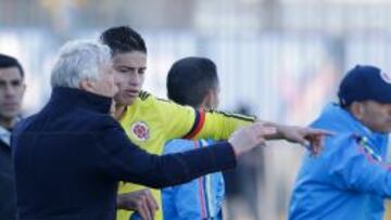 Jos&eacute; P&eacute;kerman habla con James Rodr&iacute;guez durante el partido ante Venezuela.