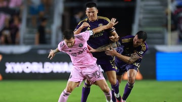 FORT LAUDERDALE, FLORIDA - AUGUST 02: Lionel Messi #10 of Inter Miami CF battles for possession with Cesar Araujo and Kyle Smith of Orlando City SC during the Leagues Cup 2023 Round of 32 match between Orlando City SC and Inter Miami CF at DRV PNK Stadium on August 02, 2023 in Fort Lauderdale, Florida. Hector Vivas/Getty Images/AFP (Photo by Hector Vivas / GETTY IMAGES NORTH AMERICA / Getty Images via AFP)