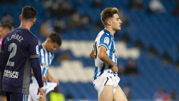 Robert Navarro se sube los pantalones ante el Pucela.